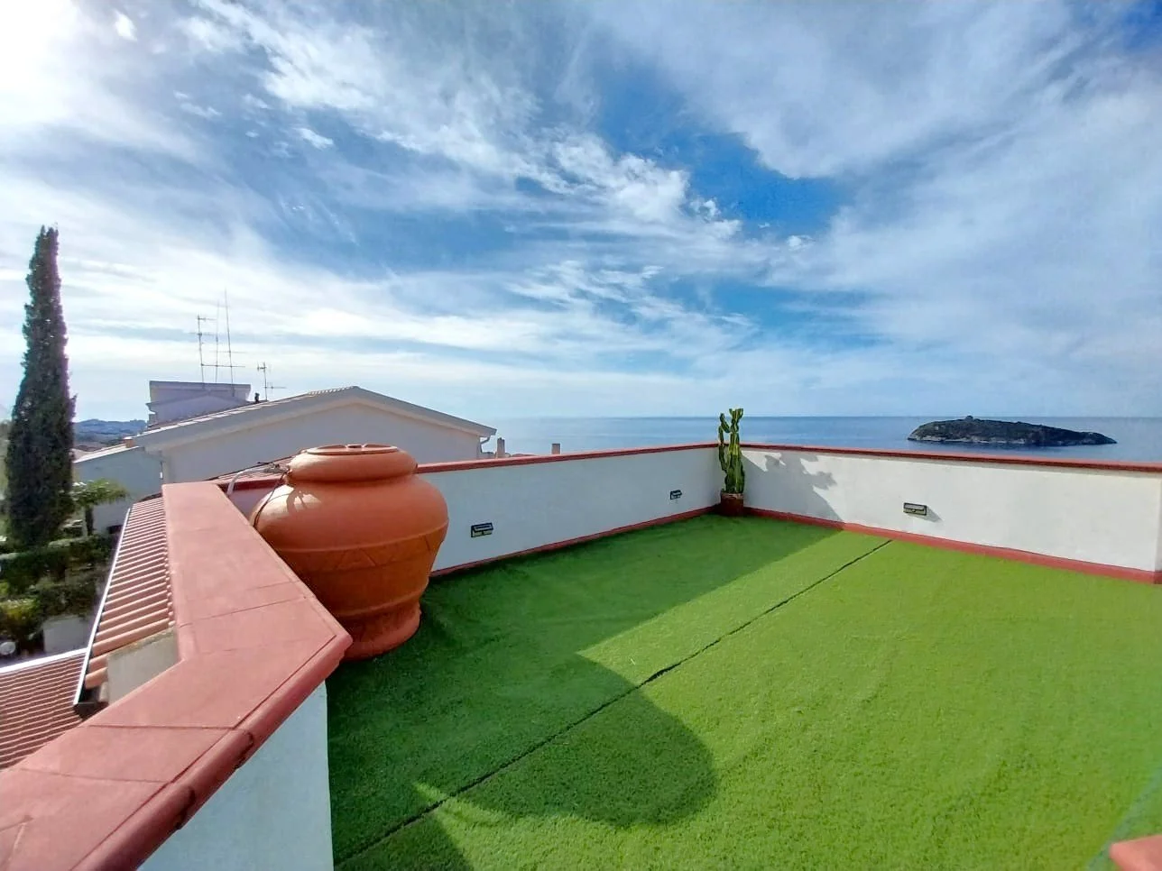 2-bedroom 1-bathroom sea view apartment | Completely renovated (flooring, cladding, plumbing and electrical systems, internal doors, double aluminium windows and adjustable shutters on the outside) | 350 metres from the sea with 93 square meter terra