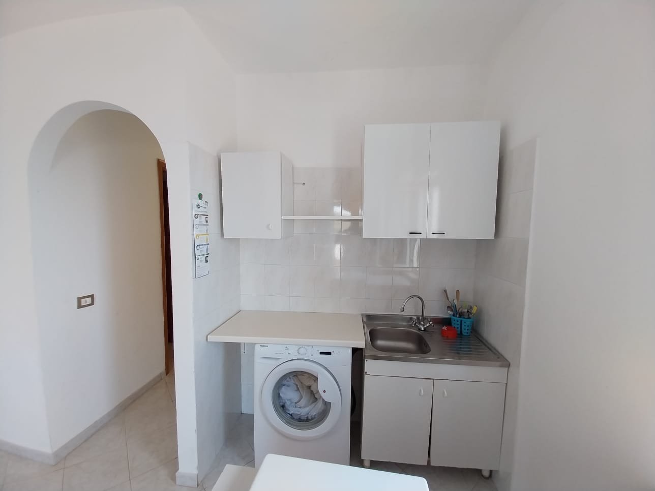 2-bedroom 1-bathroom sea view apartment | Completely renovated (flooring, cladding, plumbing and electrical systems, internal doors, double aluminium windows and adjustable shutters on the outside) | 350 metres from the sea with 93 square meter terra