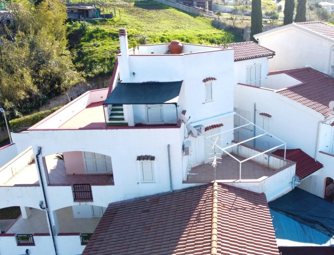 2-bedroom 1-bathroom sea view apartment | Completely renovated (flooring, cladding, plumbing and electrical systems, internal doors, double aluminium windows and adjustable shutters on the outside) | 350 metres from the sea with 93 square meter terra