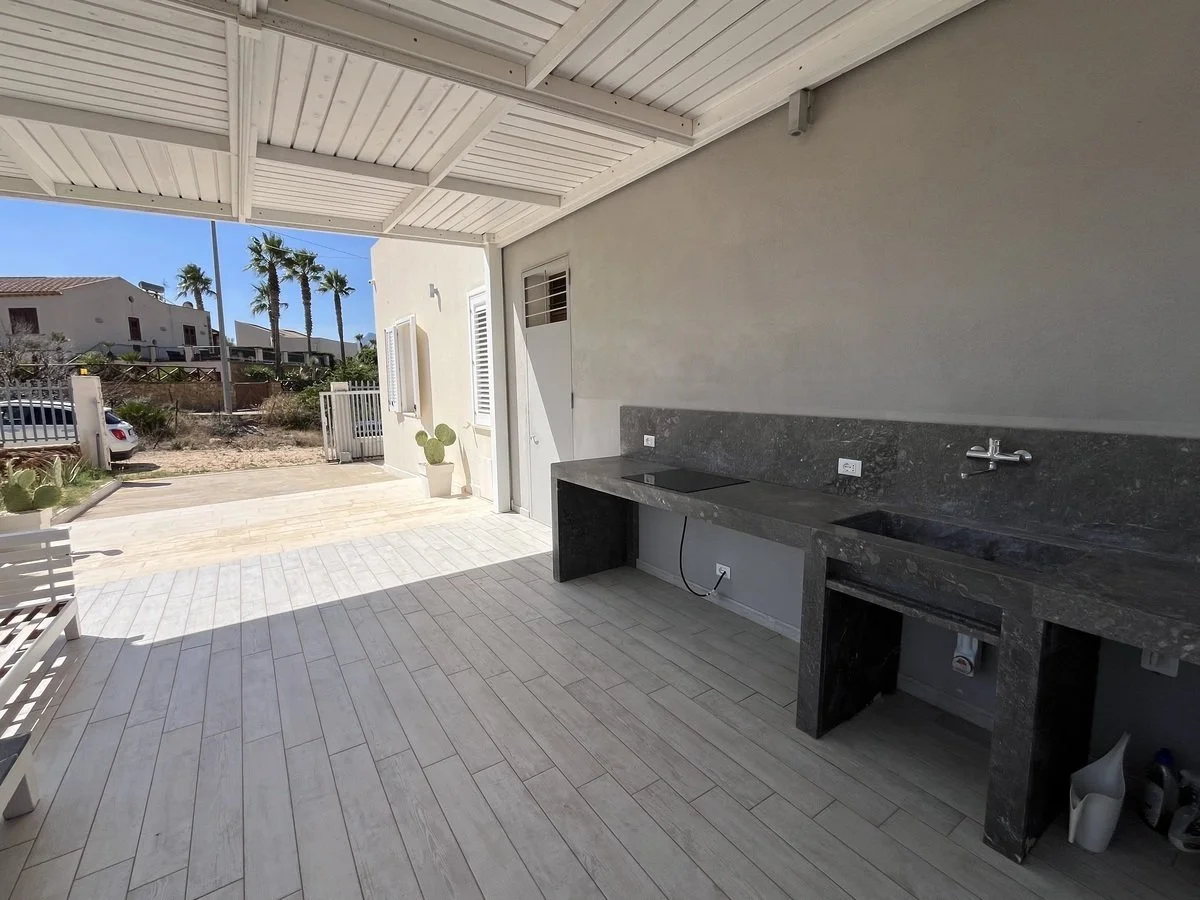 4-bedroom 2-bathroom villa 157m2 | Breathtaking sea and mountain views | Garden with a 50m2 terrace | €390,000 (AU$651,000)