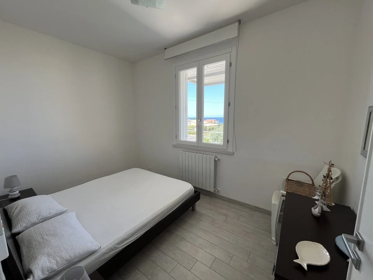 4-bedroom 2-bathroom villa 157m2 | Breathtaking sea and mountain views | Garden with a 50m2 terrace | €390,000 (AU$651,000)