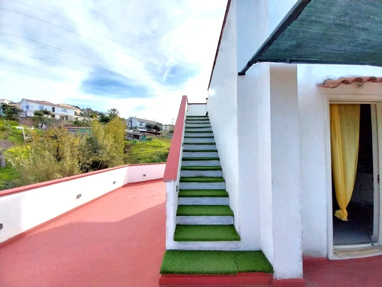 2-bedroom 1-bathroom sea view apartment | Completely renovated (flooring, cladding, plumbing and electrical systems, internal doors, double aluminium windows and adjustable shutters on the outside) | 350 metres from the sea with 93 square meter terra