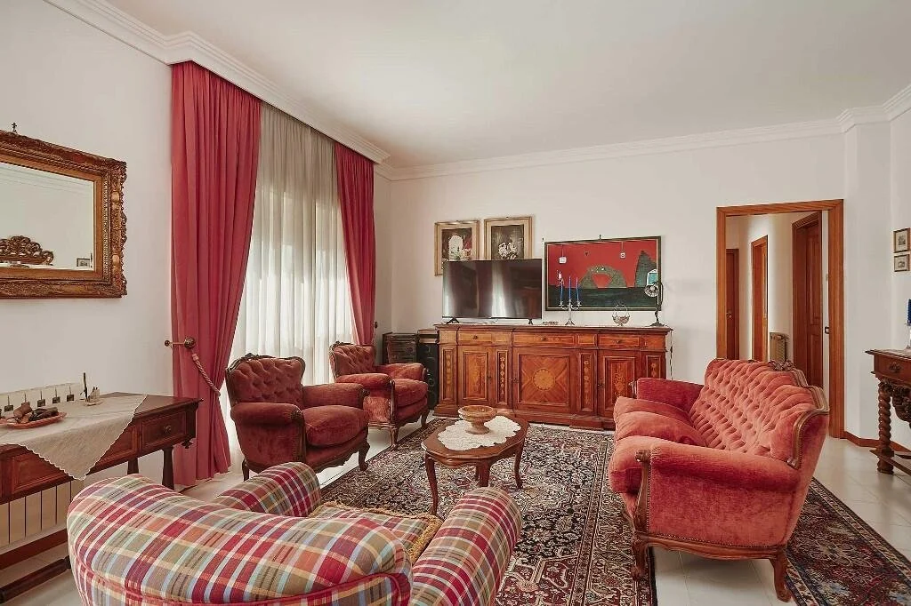 3-bedroom 2-bathroom townhouse 246m2 | Close to town centre with private garage | €175,000 (AU$292,000)