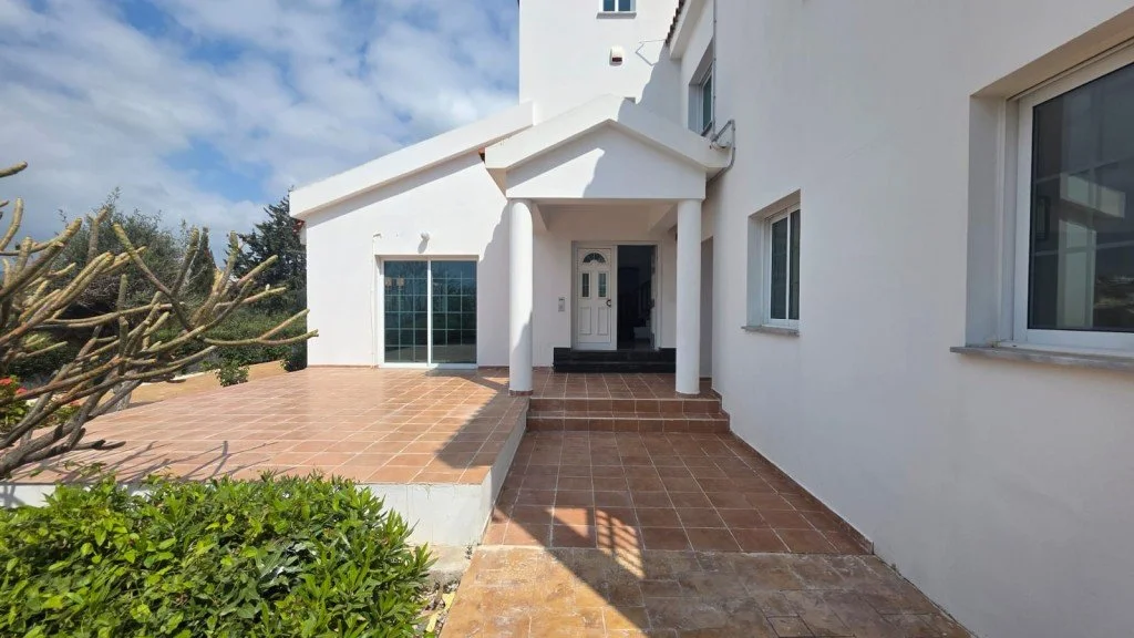 5-bedroom 4-bathroom house on 5,018 m2 land | Panoramic sea views | Pool  Landscaped garden with outdoor seating area with pergola | €1,100,000 (AU$1,837,000)