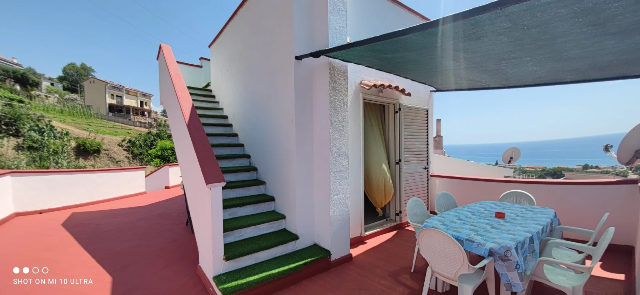 2-bedroom 1-bathroom sea view apartment | Completely renovated (flooring, cladding, plumbing and electrical systems, internal doors, double aluminium windows and adjustable shutters on the outside) | 350 metres from the sea with 93 square meter terra
