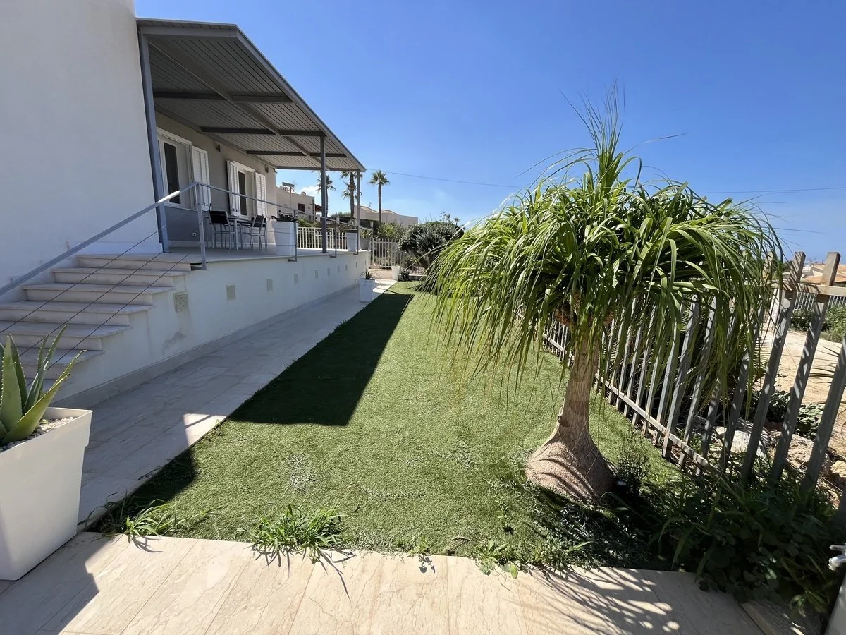 4-bedroom 2-bathroom villa 157m2 | Breathtaking sea and mountain views | Garden with a 50m2 terrace | €390,000 (AU$651,000)