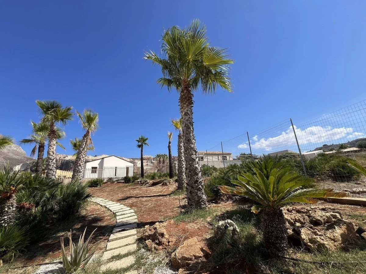 4-bedroom 2-bathroom villa 157m2 | Breathtaking sea and mountain views | Garden with a 50m2 terrace | €390,000 (AU$651,000)