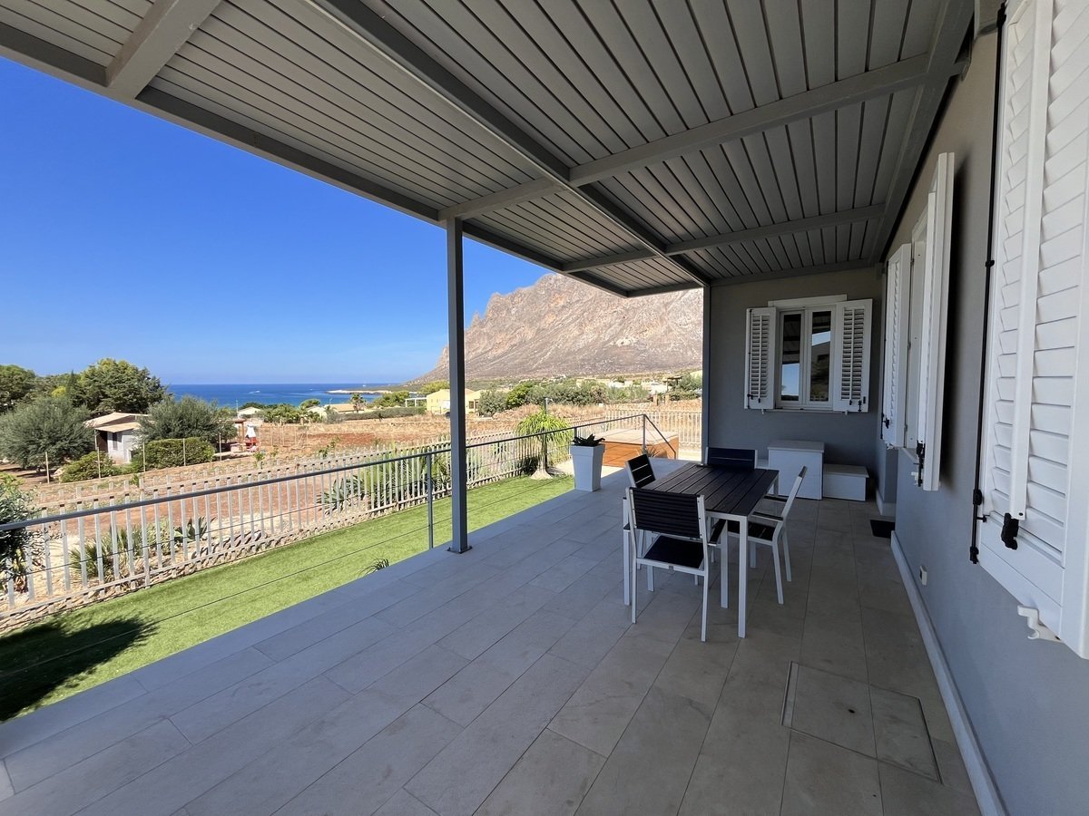 4-bedroom 2-bathroom villa 157m2 | Breathtaking sea and mountain views | Garden with a 50m2 terrace | €390,000 (AU$651,000)