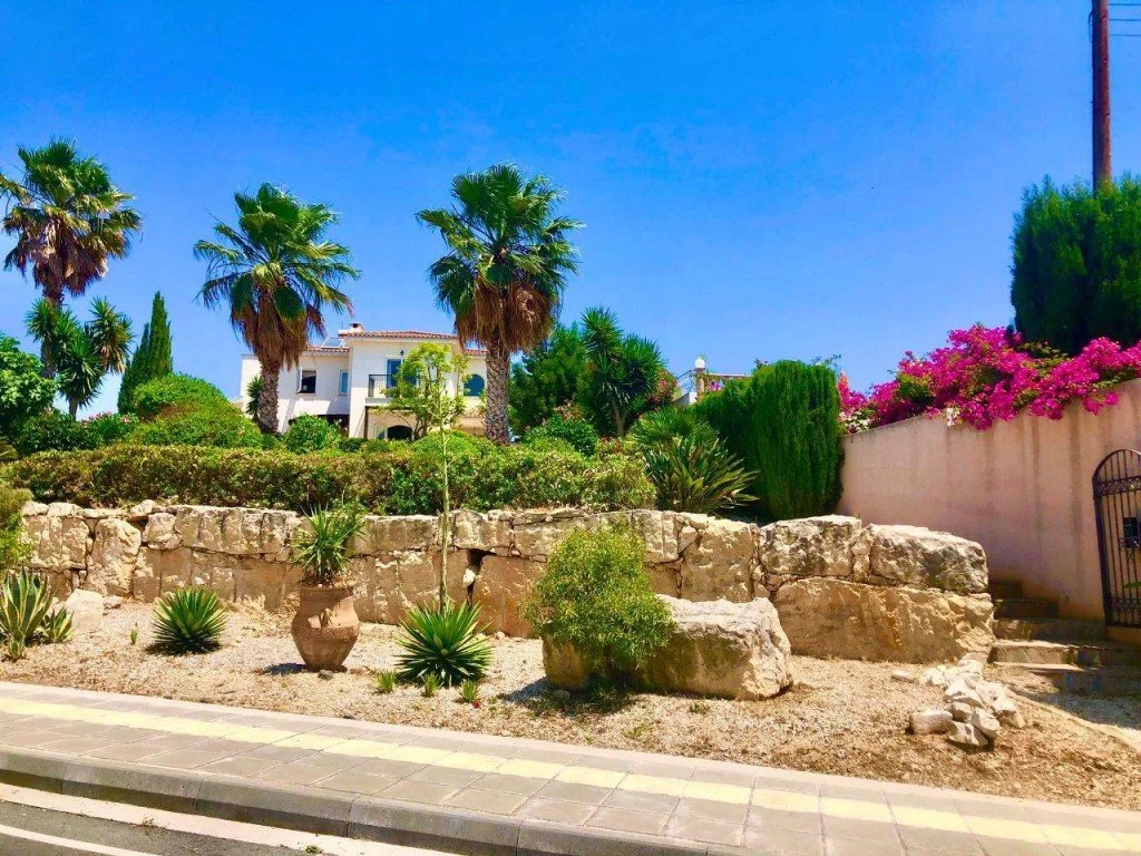 3-bedroom 3-bathroom detached villa (160m2) | On 1,074m2 plot with sea and mountain views | Private pool | Landscaped garden | €550,000 (AU$918,000)