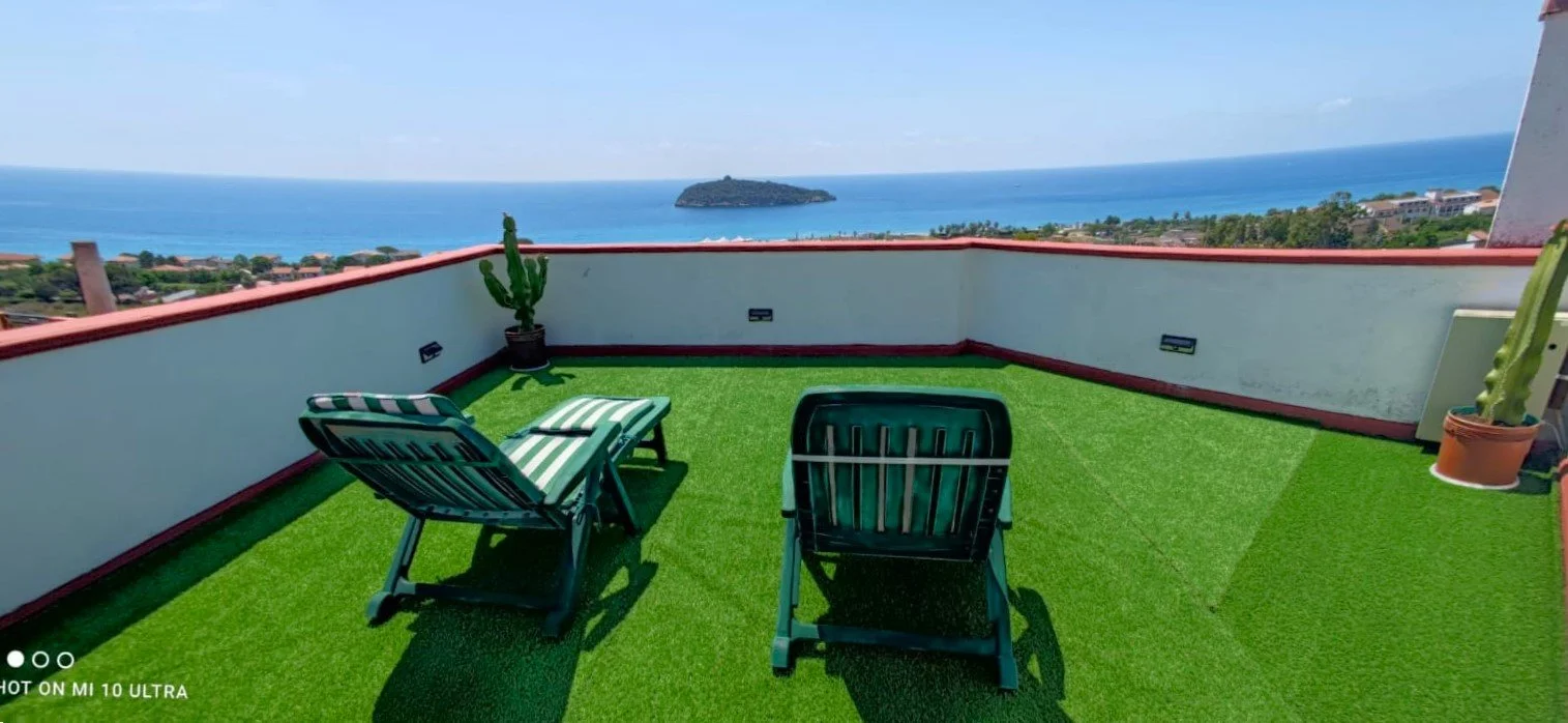 2-bedroom 1-bathroom sea view apartment | Completely renovated (flooring, cladding, plumbing and electrical systems, internal doors, double aluminium windows and adjustable shutters on the outside) | 350 metres from the sea with 93 square meter terra