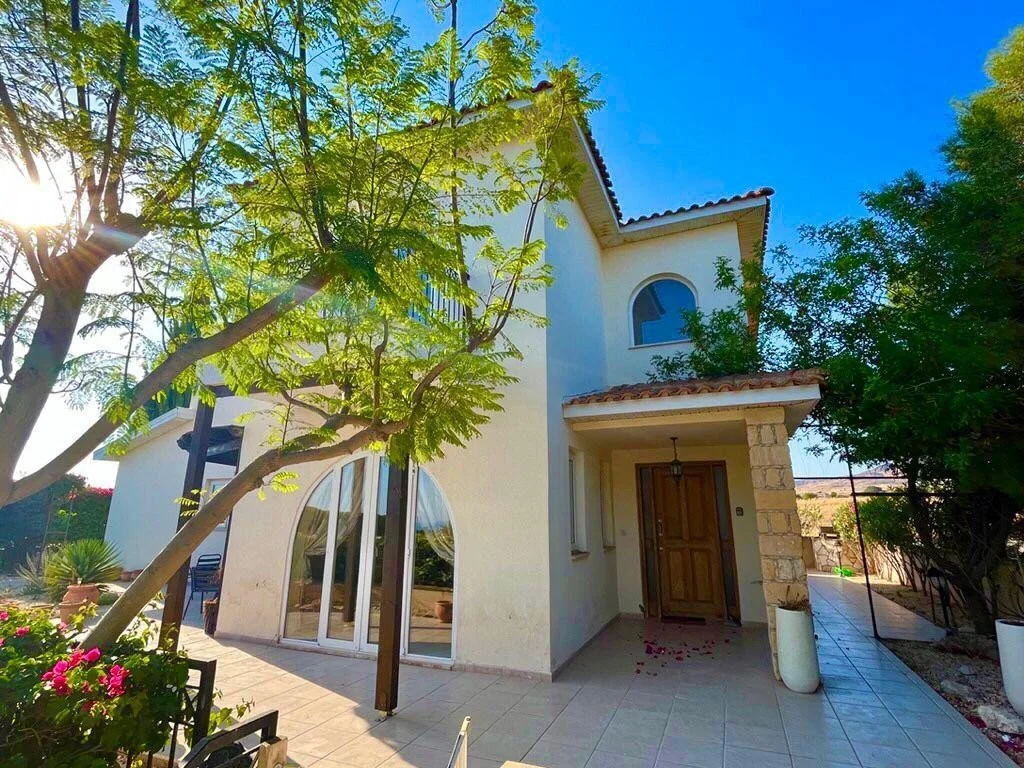 3-bedroom 3-bathroom detached villa (160m2) | On 1,074m2 plot with sea and mountain views | Private pool | Landscaped garden | €550,000 (AU$918,000)