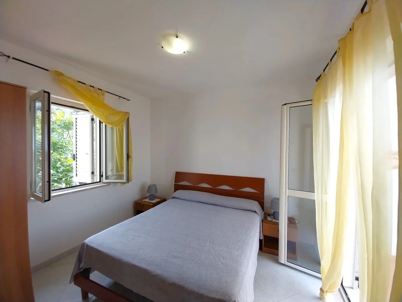 2-bedroom 1-bathroom sea view apartment | Completely renovated (flooring, cladding, plumbing and electrical systems, internal doors, double aluminium windows and adjustable shutters on the outside) | 350 metres from the sea with 93 square meter terra