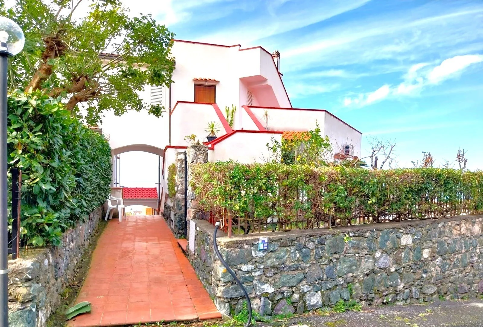 2-bedroom 1-bathroom sea view apartment | Completely renovated (flooring, cladding, plumbing and electrical systems, internal doors, double aluminium windows and adjustable shutters on the outside) | 350 metres from the sea with 93 square meter terra