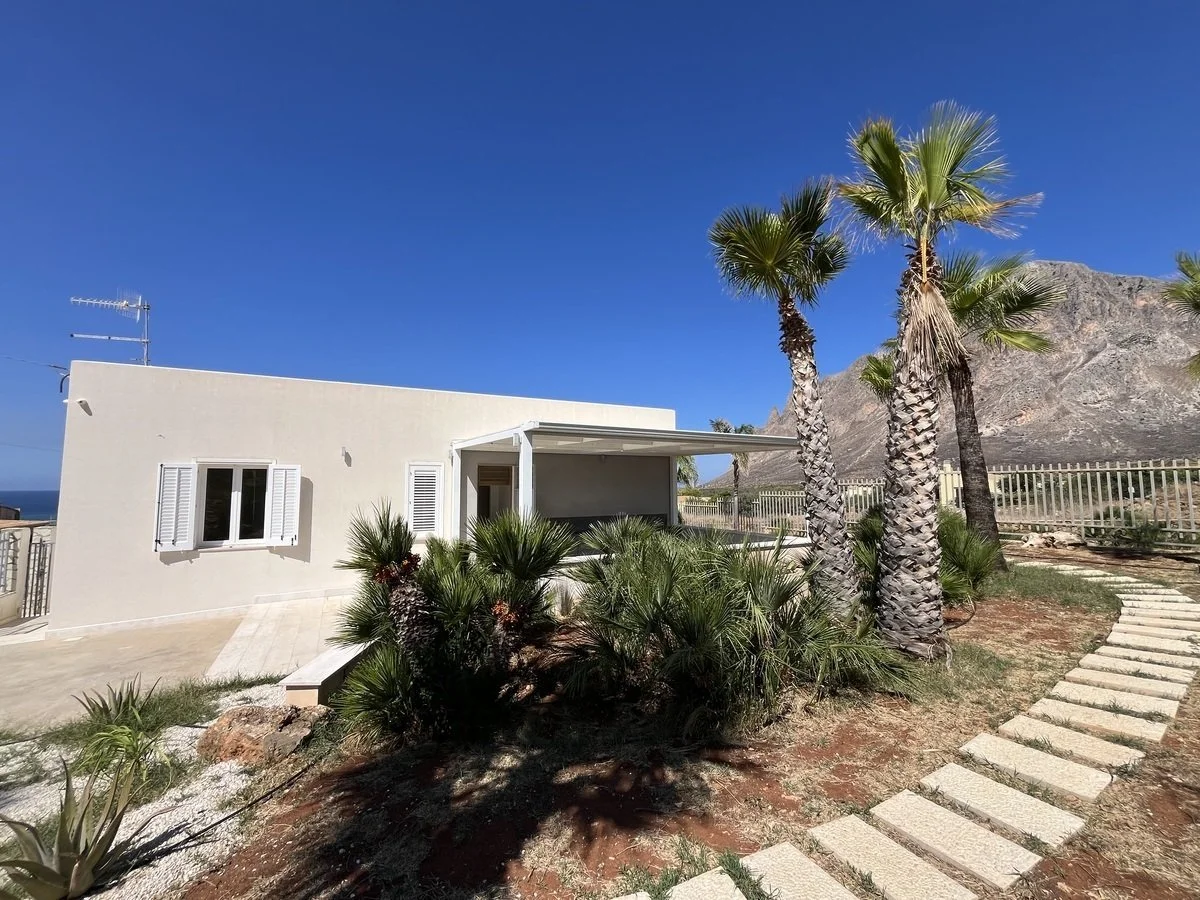 4-bedroom 2-bathroom villa 157m2 | Breathtaking sea and mountain views | Garden with a 50m2 terrace | €390,000 (AU$651,000)