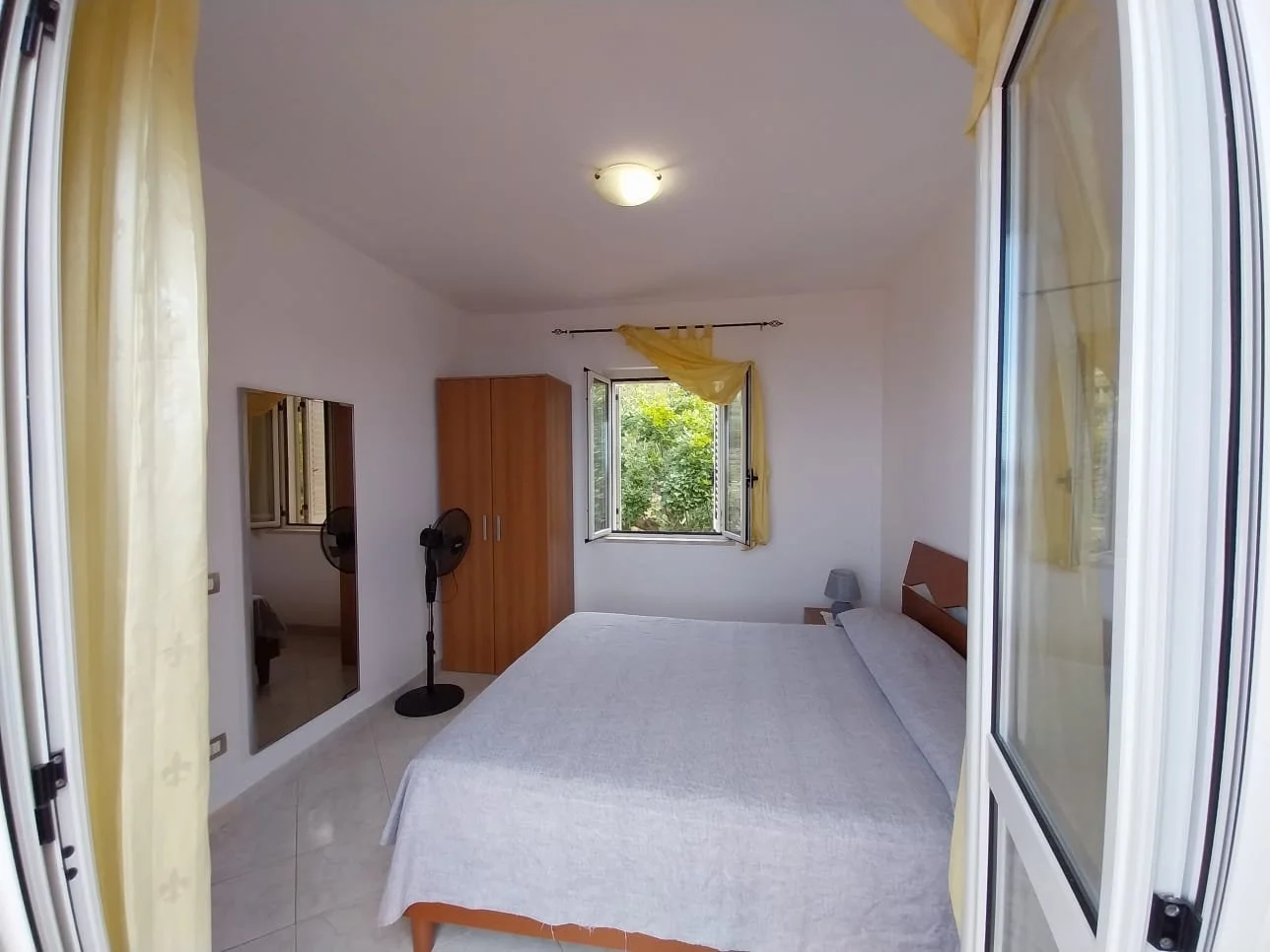 2-bedroom 1-bathroom sea view apartment | Completely renovated (flooring, cladding, plumbing and electrical systems, internal doors, double aluminium windows and adjustable shutters on the outside) | 350 metres from the sea with 93 square meter terra