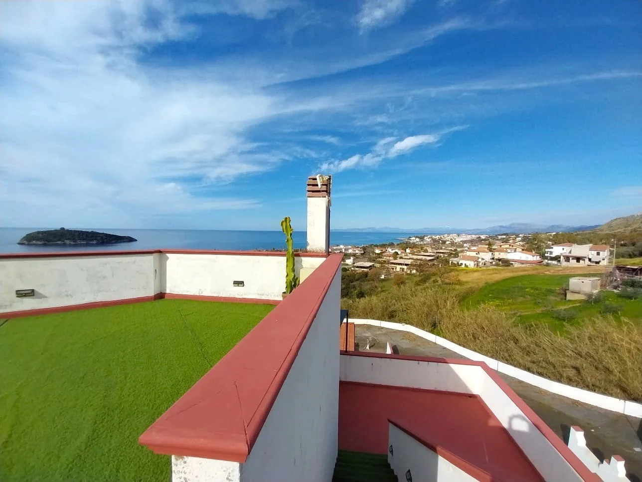 2-bedroom 1-bathroom sea view apartment | Completely renovated (flooring, cladding, plumbing and electrical systems, internal doors, double aluminium windows and adjustable shutters on the outside) | 350 metres from the sea with 93 square meter terra