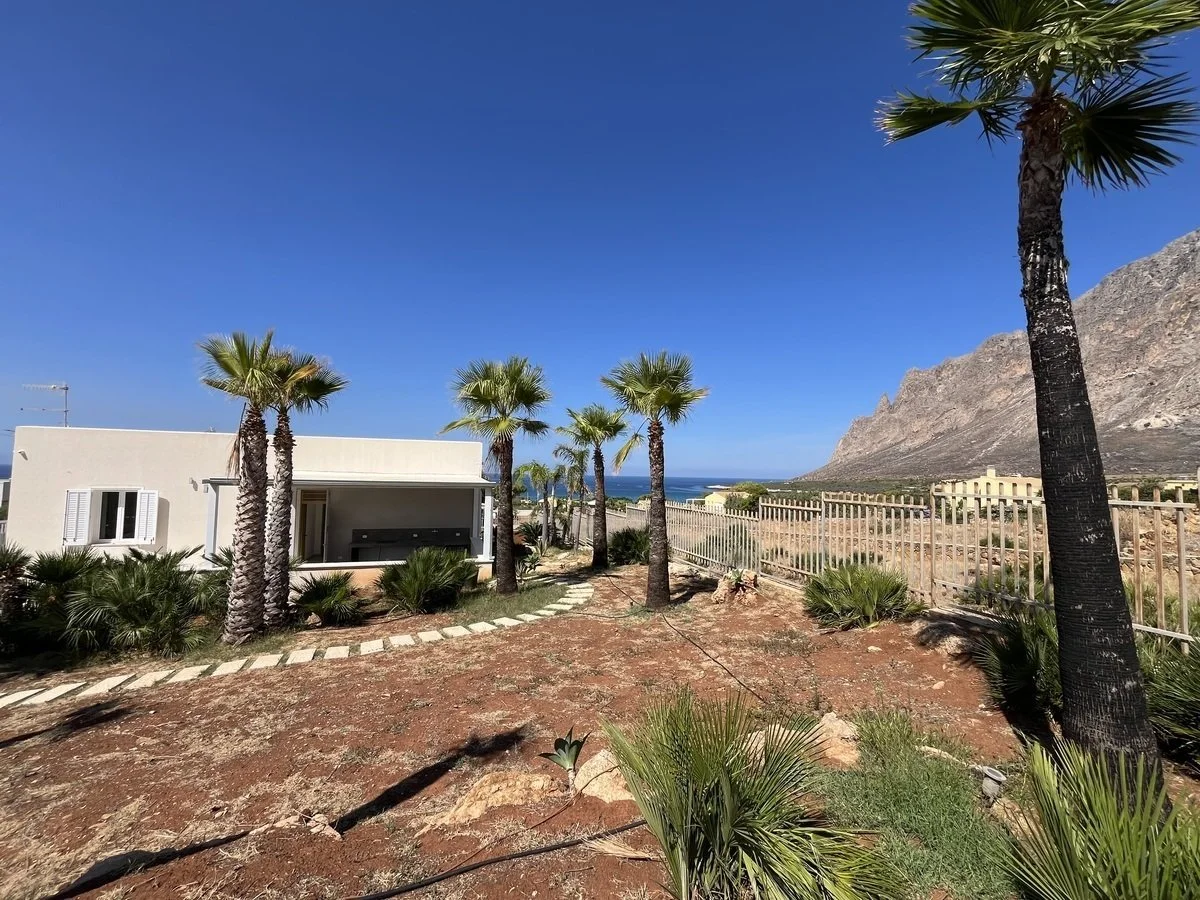 4-bedroom 2-bathroom villa 157m2 | Breathtaking sea and mountain views | Garden with a 50m2 terrace | €390,000 (AU$651,000)