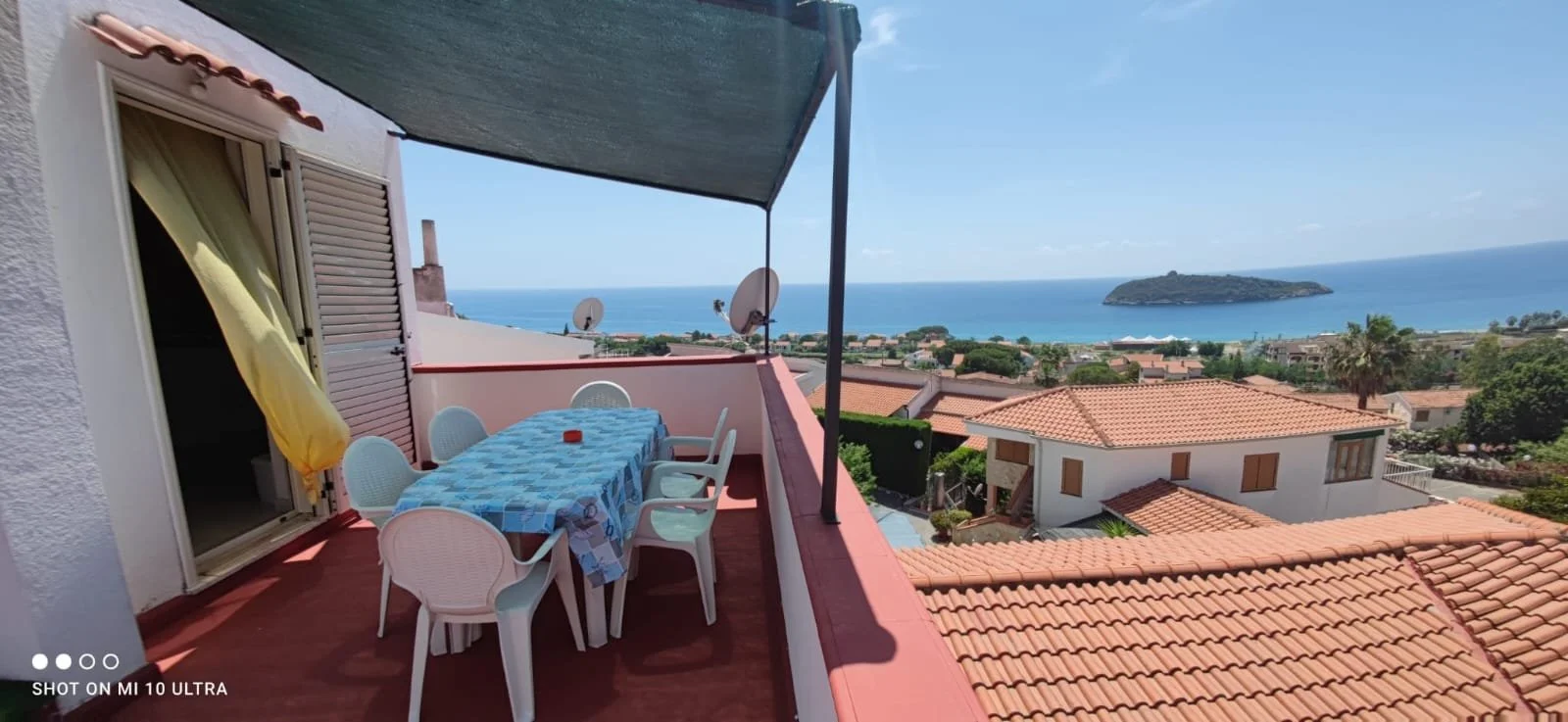 2-bedroom 1-bathroom sea view apartment | Completely renovated (flooring, cladding, plumbing and electrical systems, internal doors, double aluminium windows and adjustable shutters on the outside) | 350 metres from the sea with 93 square meter terra