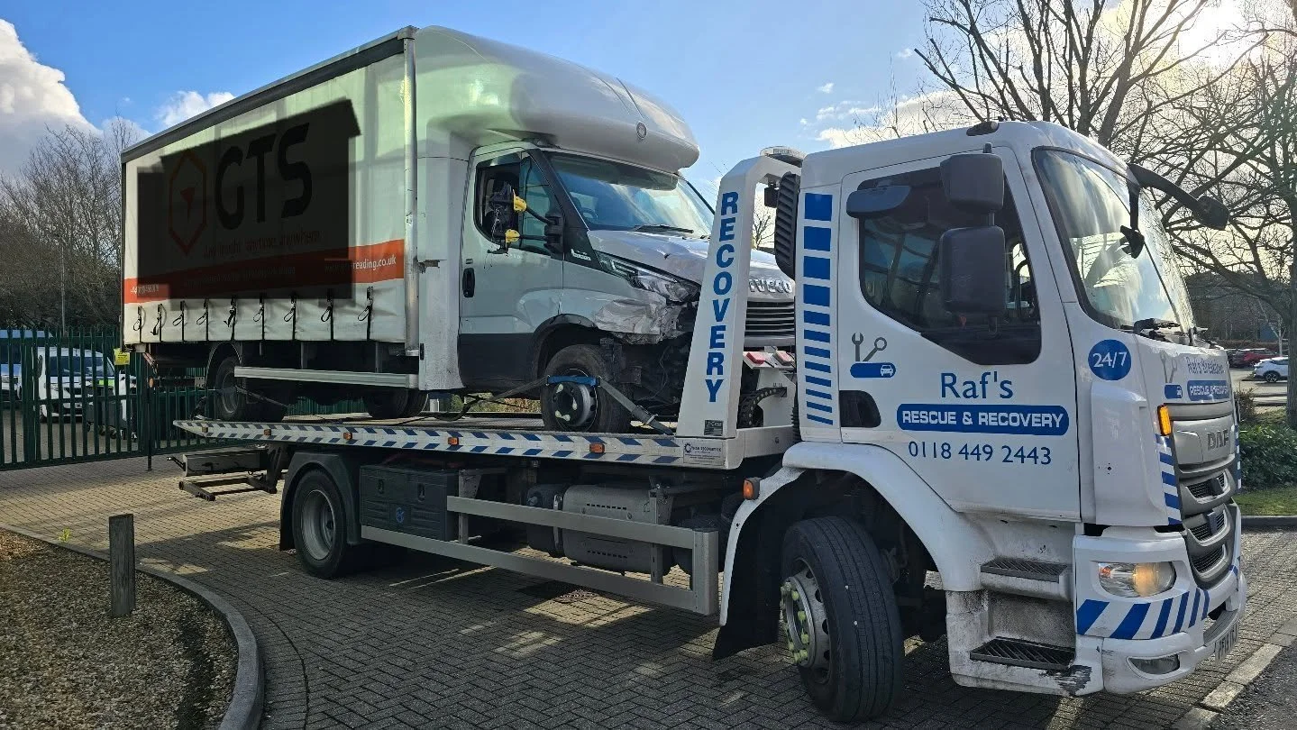 Big one on the back today! 

This damaged 7.5 tonne curtain-sider needed recovering &ndash; no problem for Raf&rsquo;s Rescue &amp; Recovery. Whether it&rsquo;s a van, lorry or light commercial vehicle, we&rsquo;ve got the kit to handle it safely and