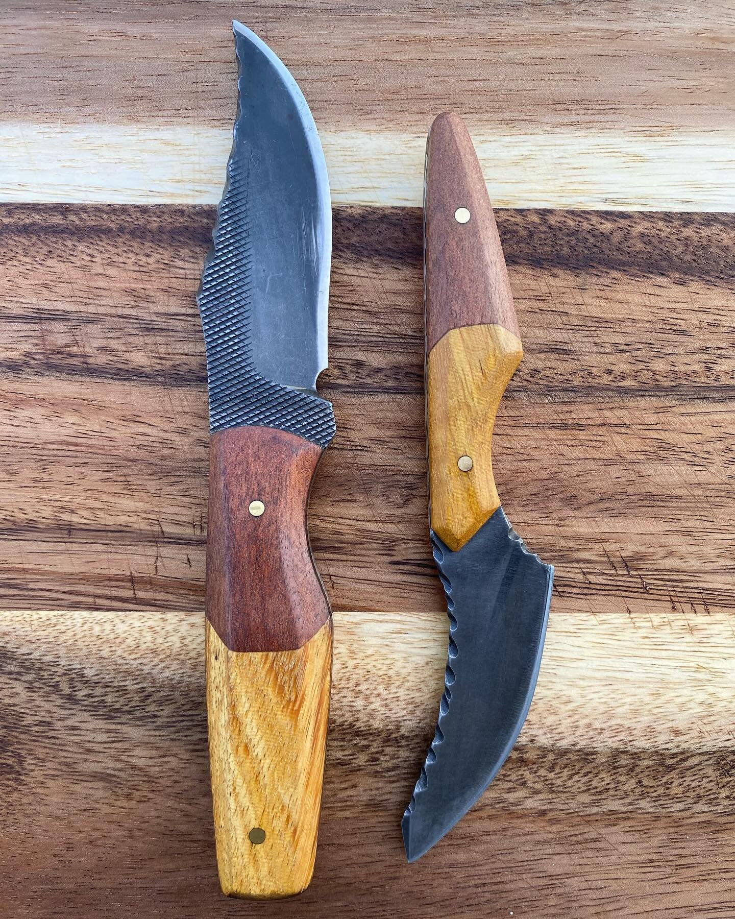 This set was the cut from the same file 4 years ago. 4 years later, I finally got around to finishing the smaller one. 
While they have the same design scheme they are completely different thickness and strength levels. 

#easttn #knivesofig #handfor