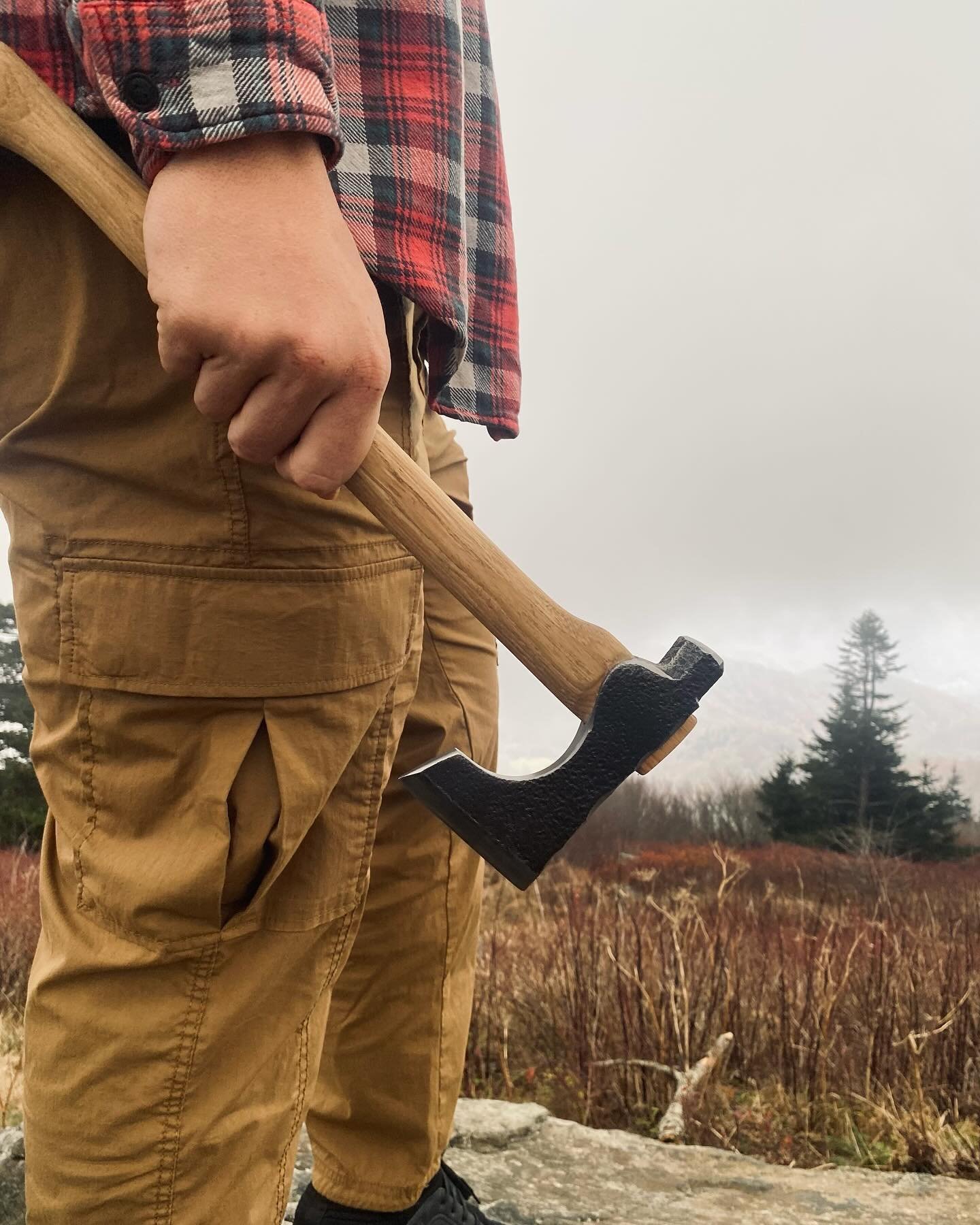 Gave an old carpenter hatchet a new chance at life. Shaped into a bearded camp axe with a custom handle. Looking to start doing some more of these

#knifemaking #knife #knifemaker #knives #garageknifeshop #handmade #knifelife #customknives #knifenut 