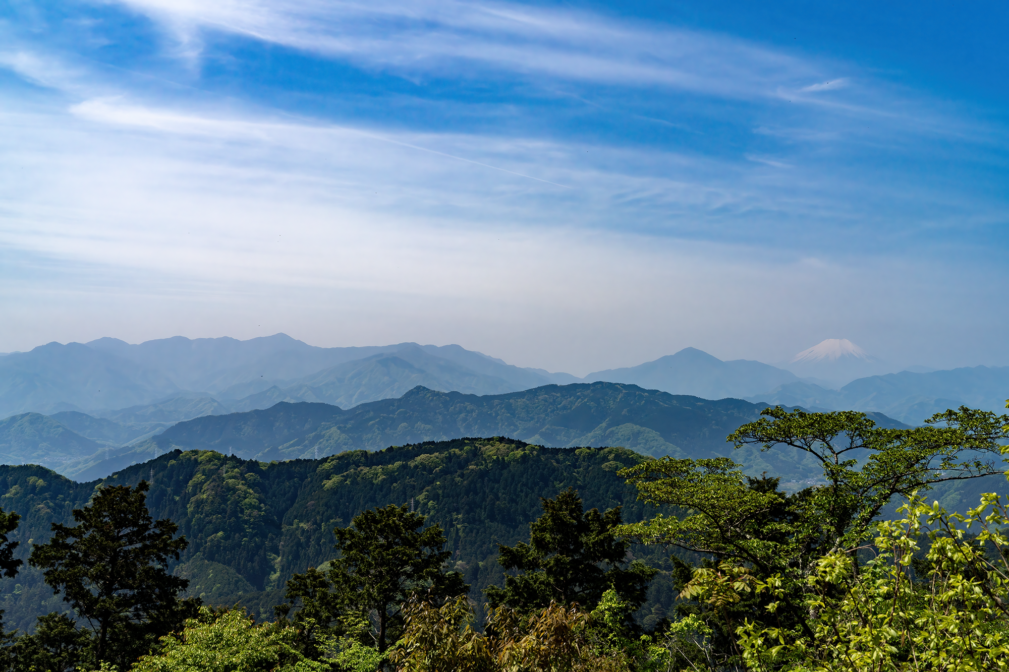 Japan - Fuji Hiding -t.png