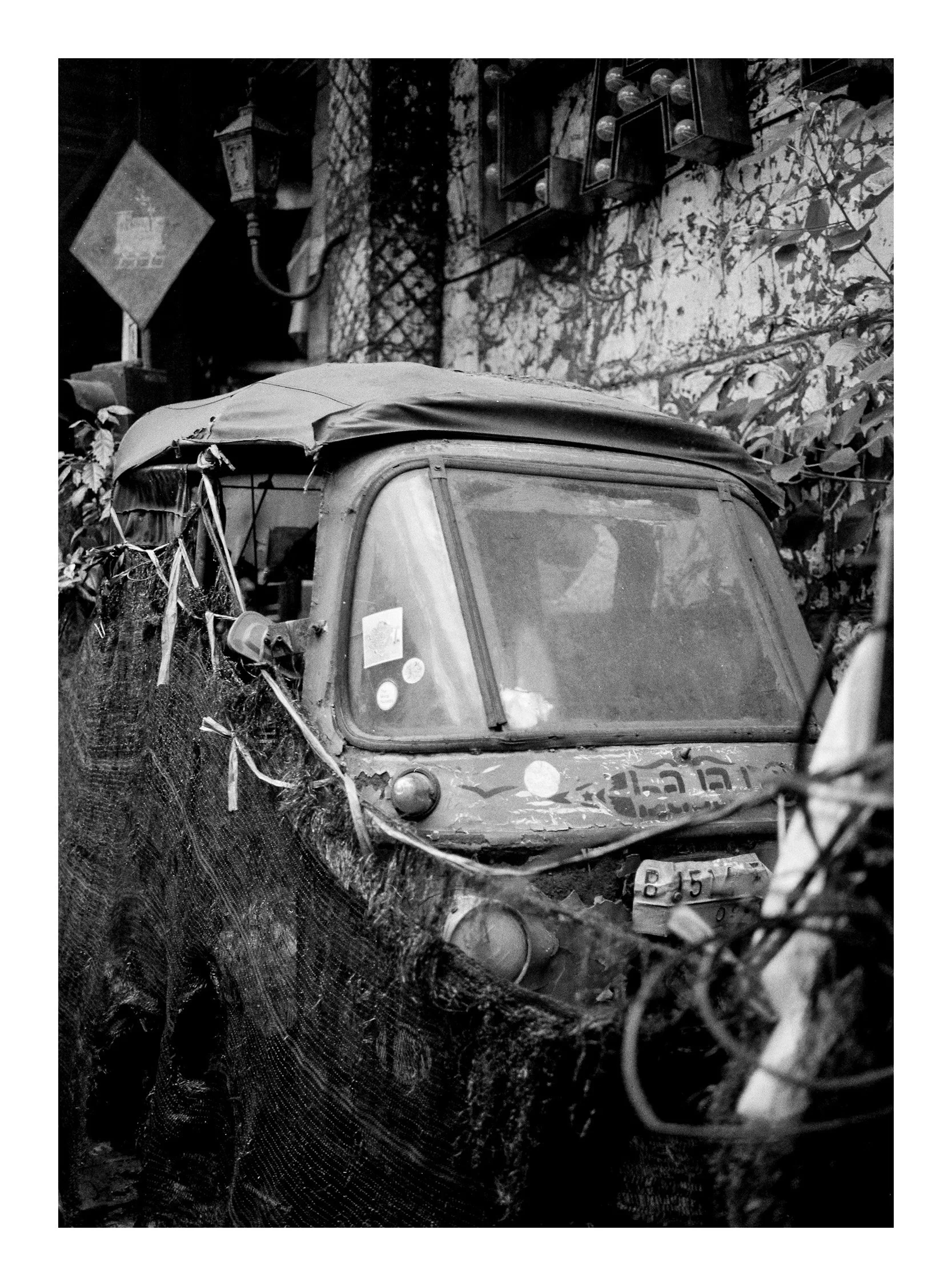 walking the streets of Bali.
using a 1980s meduim format camera. 