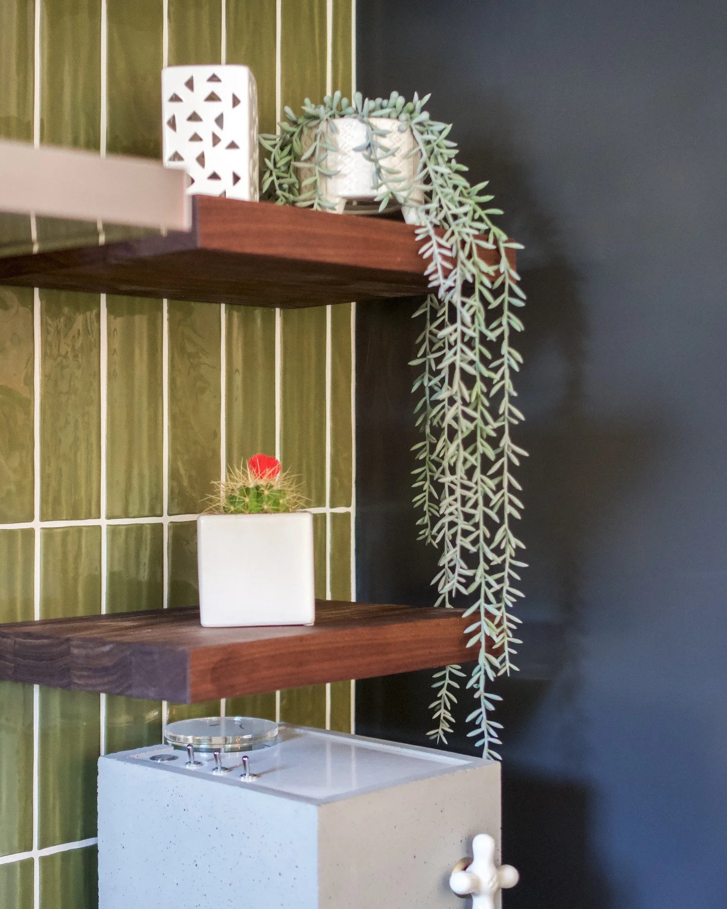 This green tile 😍🌿
ㅤ
Looking to add a bit of color to your kitchen to and stay current, but make sure your choice stands the test of time? This earthy green tone is the perfect solution!
ㅤ
#kaliluinteriors #tejonkitchen #greenkitchen #interiordesig