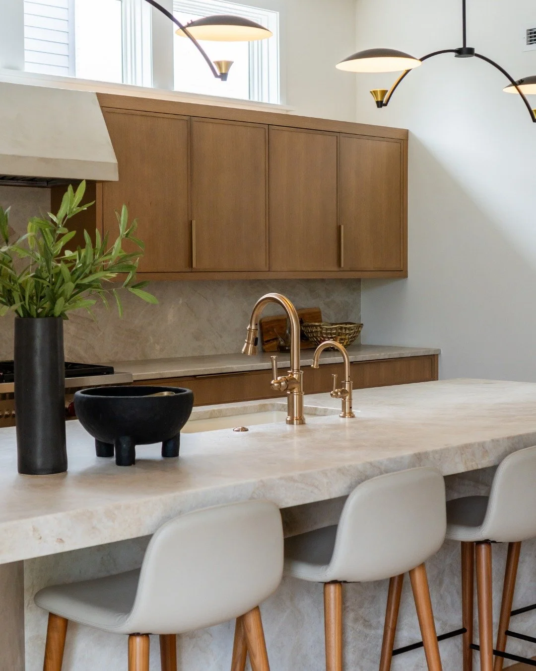 Midweek Mood ☁️
ㅤ
There's something about organic materials that makes a home feel so elevated. This home features white oat cabinetry, Taj Mahal quartzite, and stunning brass finishes. It's warm and inviting, the perfect combination for a stunning e