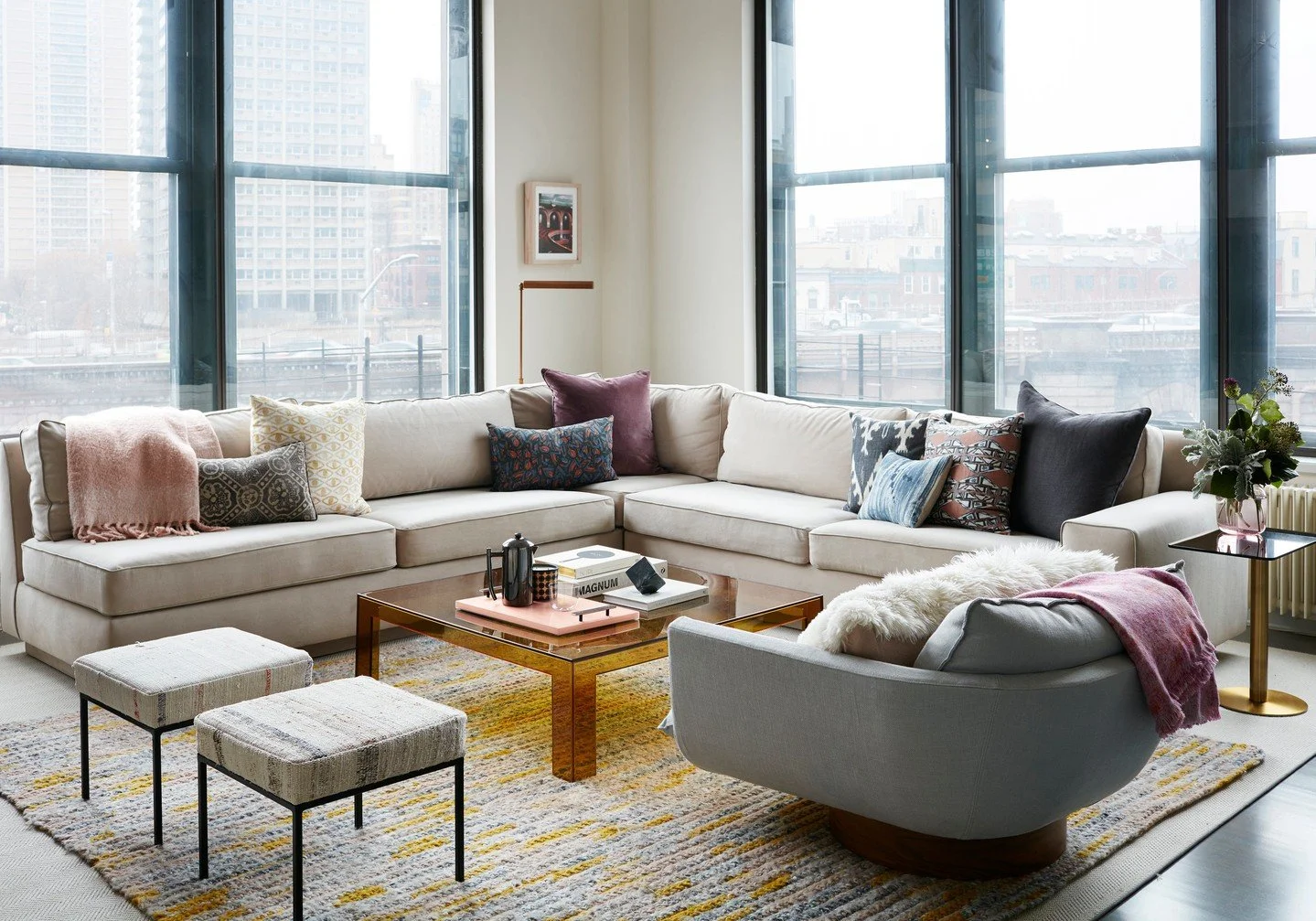 Midweek Mood 🌟
ㅤ
Seating sets the tone for how a space functions. A comfy couch for movie nights, armchairs designed for conversation, and stools that double as extra seating when needed, and d&eacute;cor when they&rsquo;re not.
ㅤ
In this space, we 
