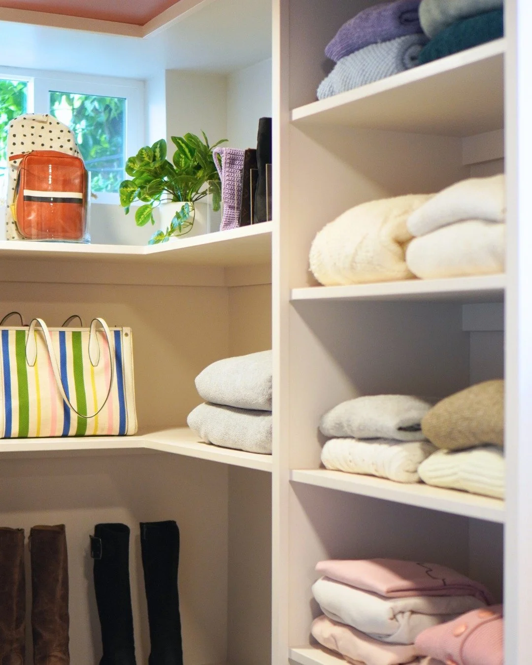 A closet custom-made just for you 🤩
ㅤ
Kali-Lu Interiors teamed up with the amazing crew at Bee Organized to surprise our client with a professionally organized custom closet!
ㅤ
We designed the space around her lifestyle and wardrobe, creating storag