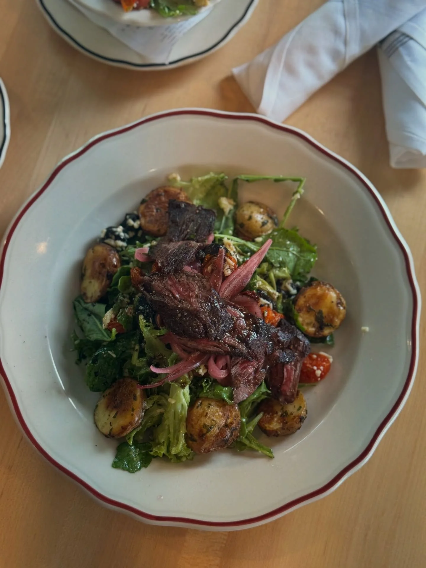 Been craving this one lately 👀
The Cast Iron Steak Salad from @storyhillbkc &mdash; made with our fresh Hydroponic Salad Blend &mdash; and all the fixings = flavor perfection. 🥩💚

#MilwaukeeMade #EatLocal #HydroponicFarming #UrbanFarming #HundredA