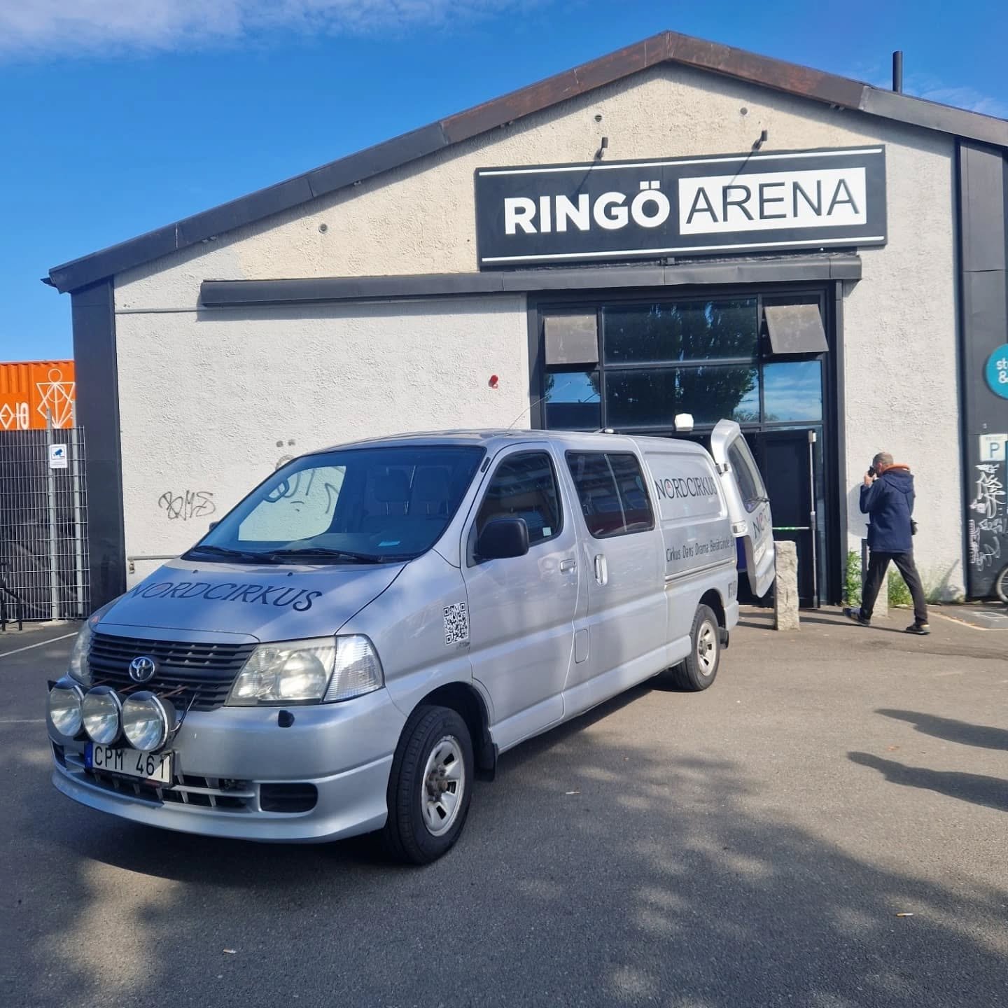 Dag 1 - residens f&ouml;r Skr&auml;pCirkus!!! 🥳

Idag b&ouml;rjade v&aring;r 2 veckor l&aring;nga residens, varav f&ouml;rsta veckan &auml;r p&aring; Ring&ouml; Arena 😍

Dagen bestod av setup och f&ouml;rberedelser = rostbearbetning av v&aring;r sk