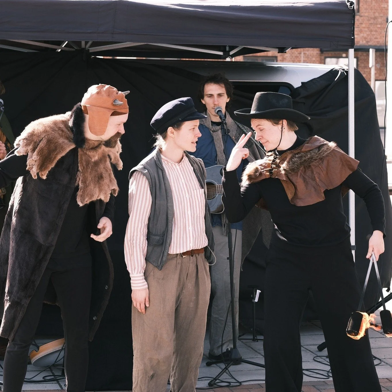 👻🎃🍂H&Ouml;STLOVSVECKAN OCH HALLOWEEN👻🎃🍂

Denna veckan &auml;r vi ute p&aring; en hel dr&ouml;s med olika &auml;ventyr!

I l&ouml;rdags gick @filipskreativakonto p&aring; styltor som karakt&auml;ren NoFace p&aring; @nawasaki_events halloween-klu