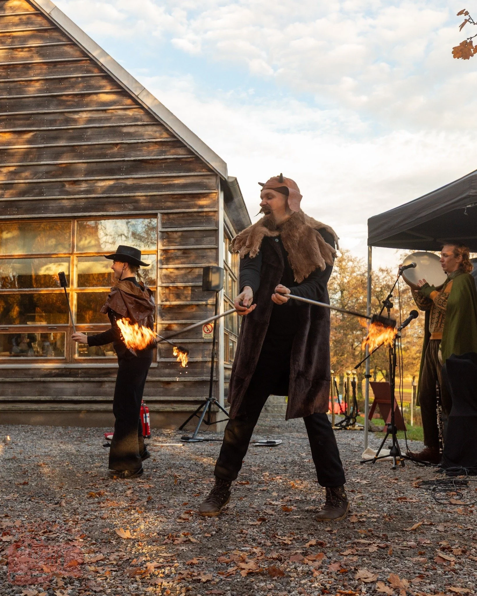 Nu har dammet efter det riviga h&ouml;stlovet lagt sig n&aring;got och vi st&aring;r mitt uppi all bokf&ouml;ring, fakturering, lagande, torkande, fixande och donande som uppst&aring;r efter en turn&eacute;-vecka...

Dom fina bilderna &auml;r tagna a