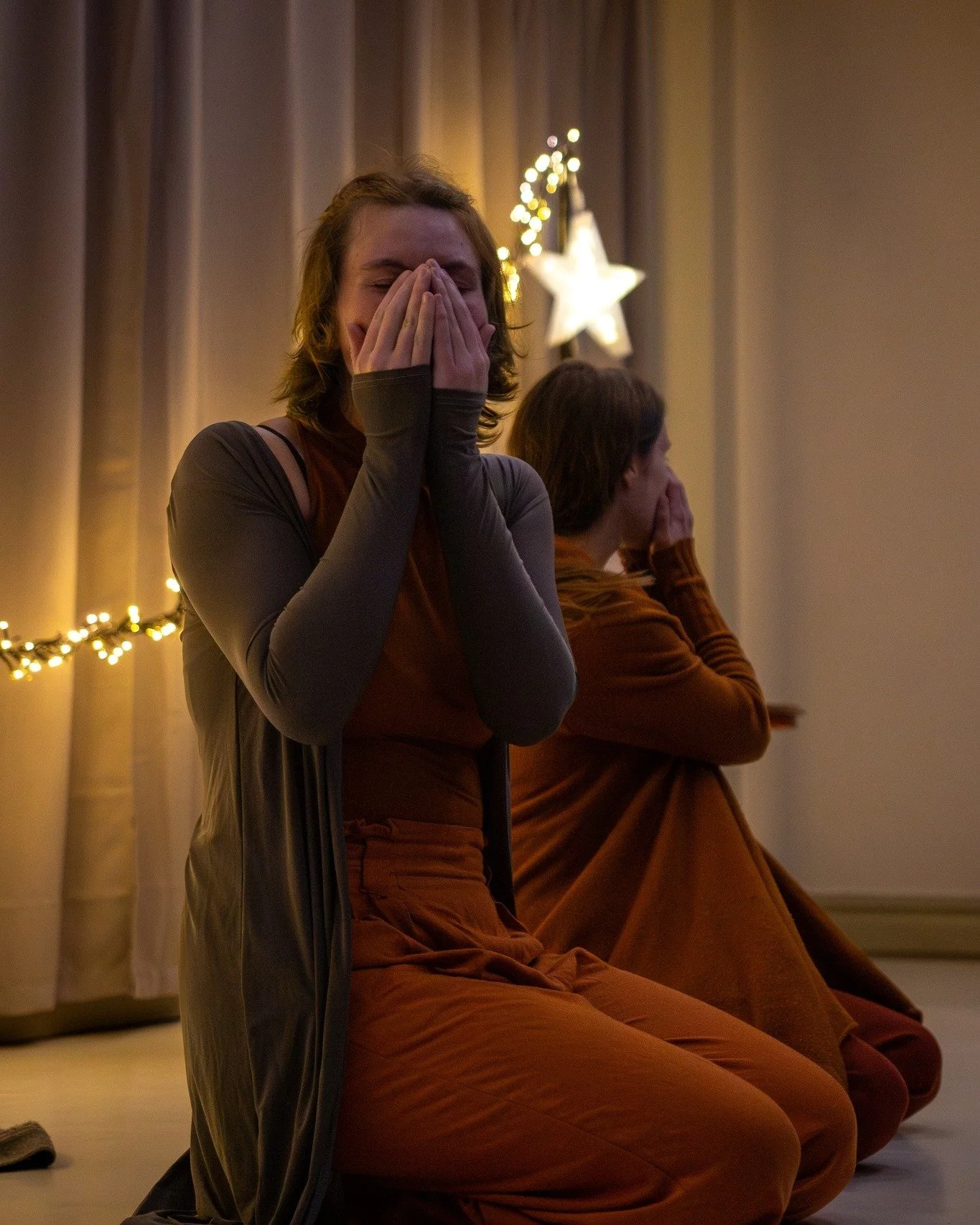 S&aring;h&auml;r s&aring;g det ut n&auml;r @tovaekenberg och Anna-Sara framf&ouml;rde Sagor &amp; S&auml;gner p&aring; Julmarknad i Kvarnbyn i l&ouml;rdags! Tack @konstkollektivet f&ouml;r att vi fick vara hos er och tack @erikdagobert f&ouml;r de fi