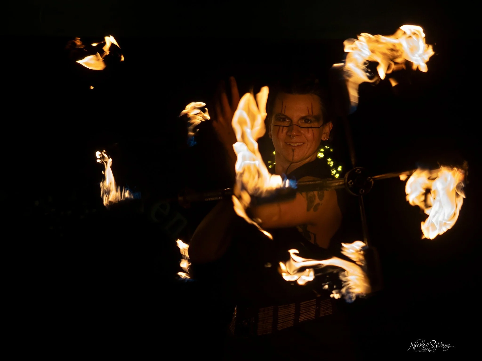 🔥Hrifningu - h&auml;nf&ouml;relsen 🔥
Lite bilder fr&aring;n julfirandet i Fluns&aring;sparken i l&ouml;rdags, framf&ouml;rt av @tovaekenberg och Anna-Sara!

Bild 1 och 3 av @144bilder 
Bild 2 och 4 av @knatte25 

#Eldshow #Eldf&ouml;rest&auml;llnin