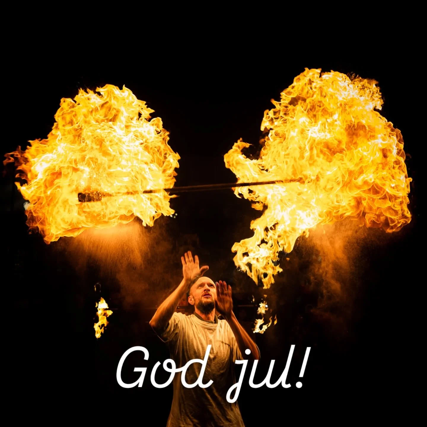 En varm och ljus jul &ouml;nskar vi er alla fr&aring;n Nordcirkus s&ouml;dra division! 🎄🔥❤️✨️

📸 @knatte25 
🤹&zwj;♂️ @axel.carlstrand