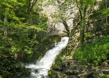 Малък водопад по Вазовата екопътека – красива забележителност около София