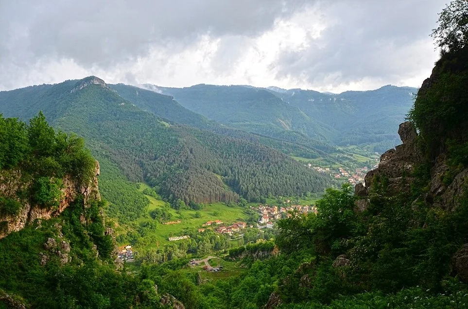 Панорамен изглед към село Згориград и Врачанския Балкан