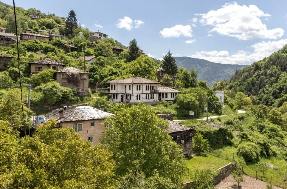 Село Косово с автентични български къщи, Родопите, България