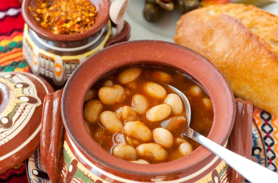 Традиционни български ястия - боб, хляб