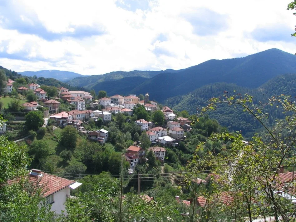 Панорамен изглед от село Славейно в Родопите