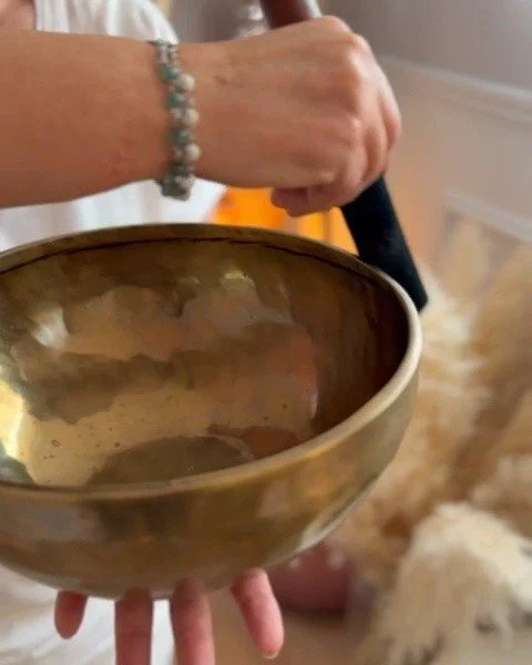 Votre esprit n&rsquo;arrive plus &agrave; s&rsquo;arr&ecirc;ter ?

Beaucoup de femmes ressentent cela.

M&ecirc;me quand le corps se repose, l&rsquo;esprit continue de tourner.

Le Reiki permet souvent de ressentir :
un profond rel&acirc;chement
un e