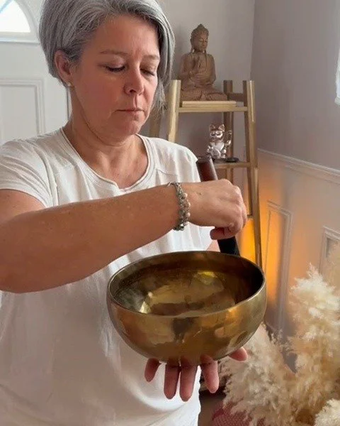 🌿 Je suis toujours touch&eacute;e par ce que les femmes me disent apr&egrave;s une s&eacute;ance Reiki.

Certaines me disent ressentir :
un profond calme
un esprit plus l&eacute;ger
un rel&acirc;chement des tensions.

Dans un quotidien souvent tr&eg