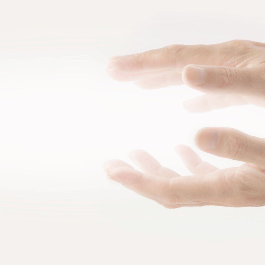 Mains humaines tendues vers l'avant sur un fond blanc