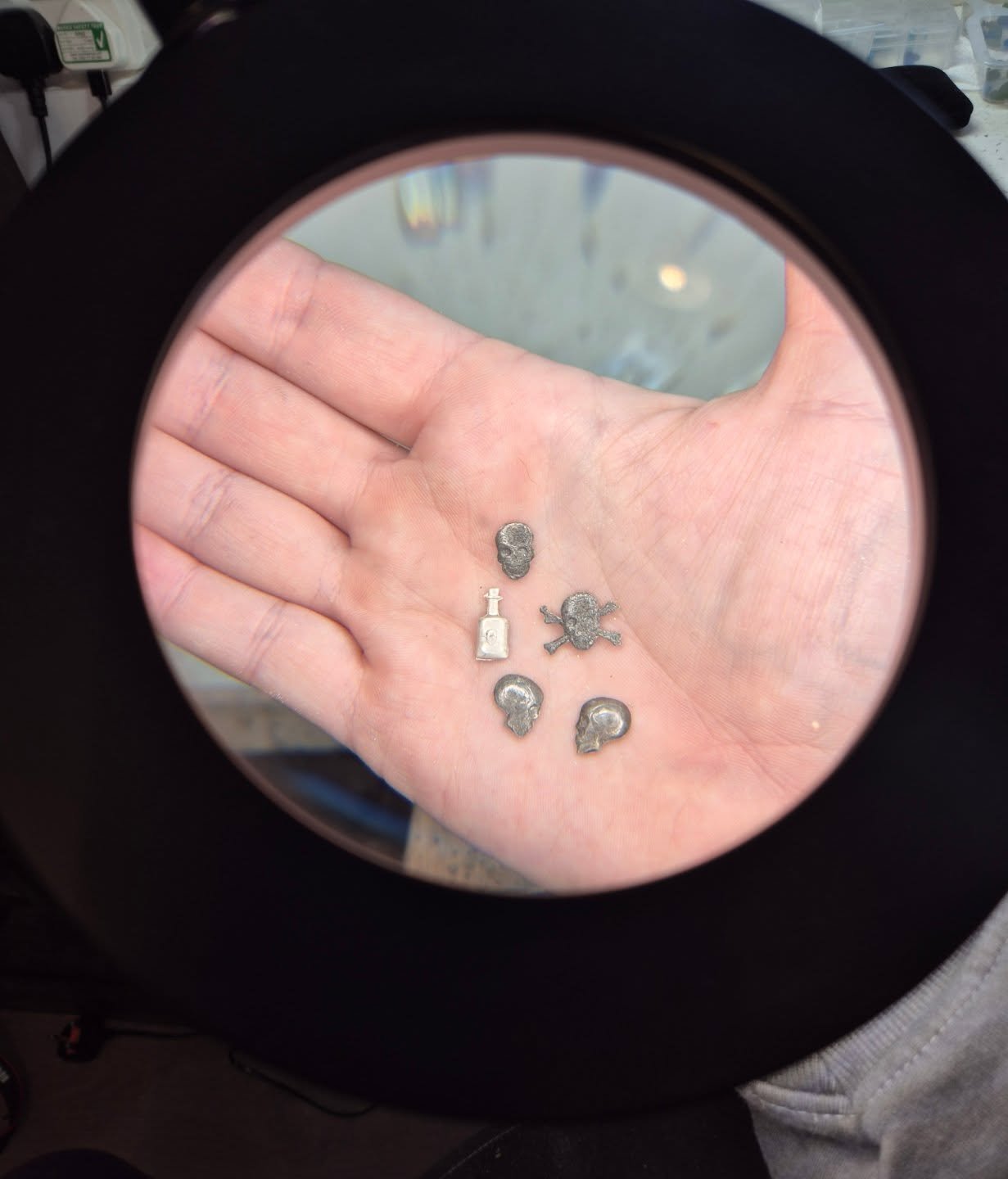 What's on the bench today .. well today its all skulls, poison bottles and pirates!!! Very excited to get these finished! Won't go into too much detail right now as one commission piece is a christmas surprise for someone:)