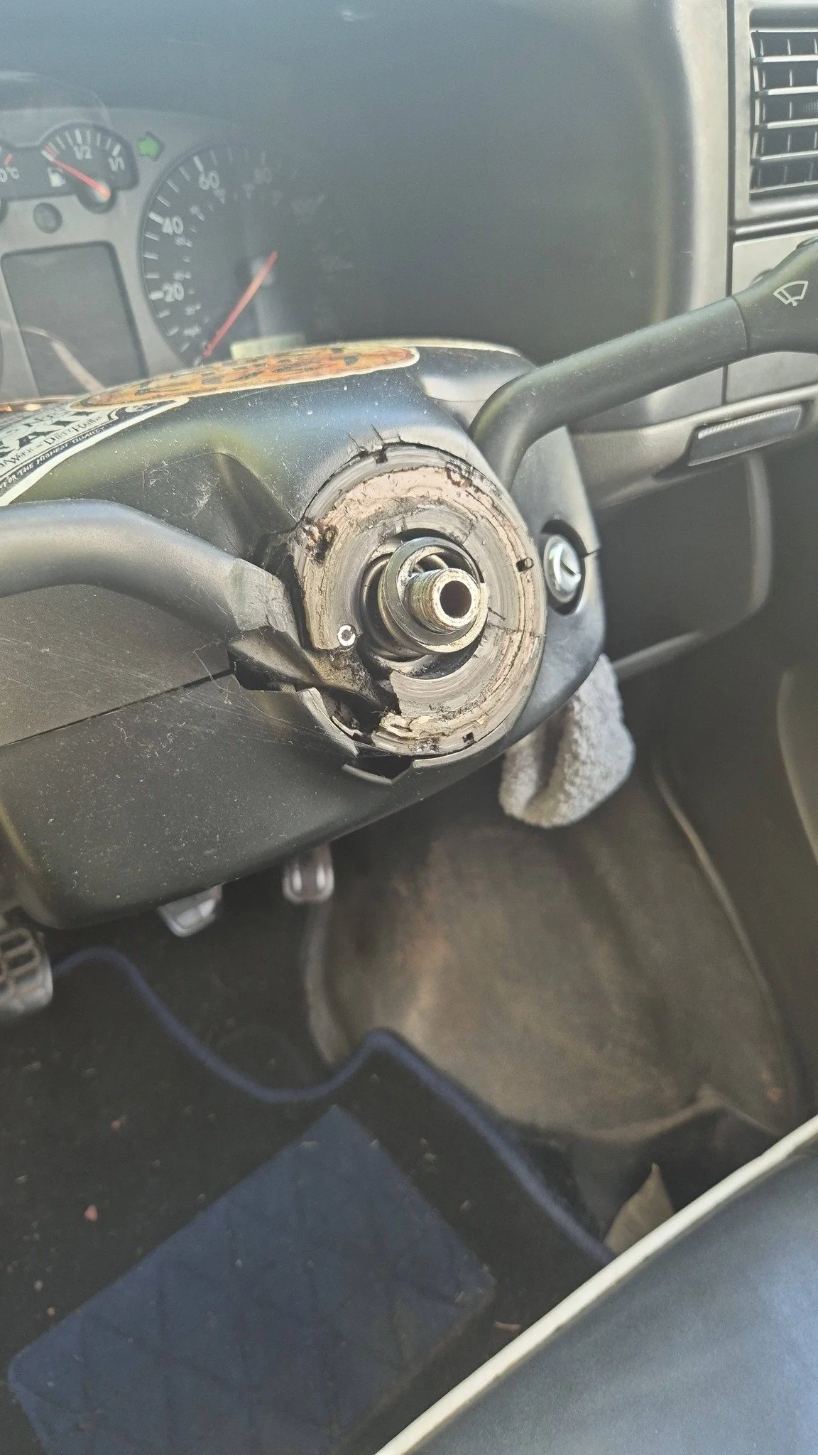 Driving along minding my own business and bam...steering wheel literally falls off into my hands !! Luckily no panicking lol 😆 thankfully no accident caused or injury.  Then in comes Mike Crutchley , mechanic of the day and thanks for support from B