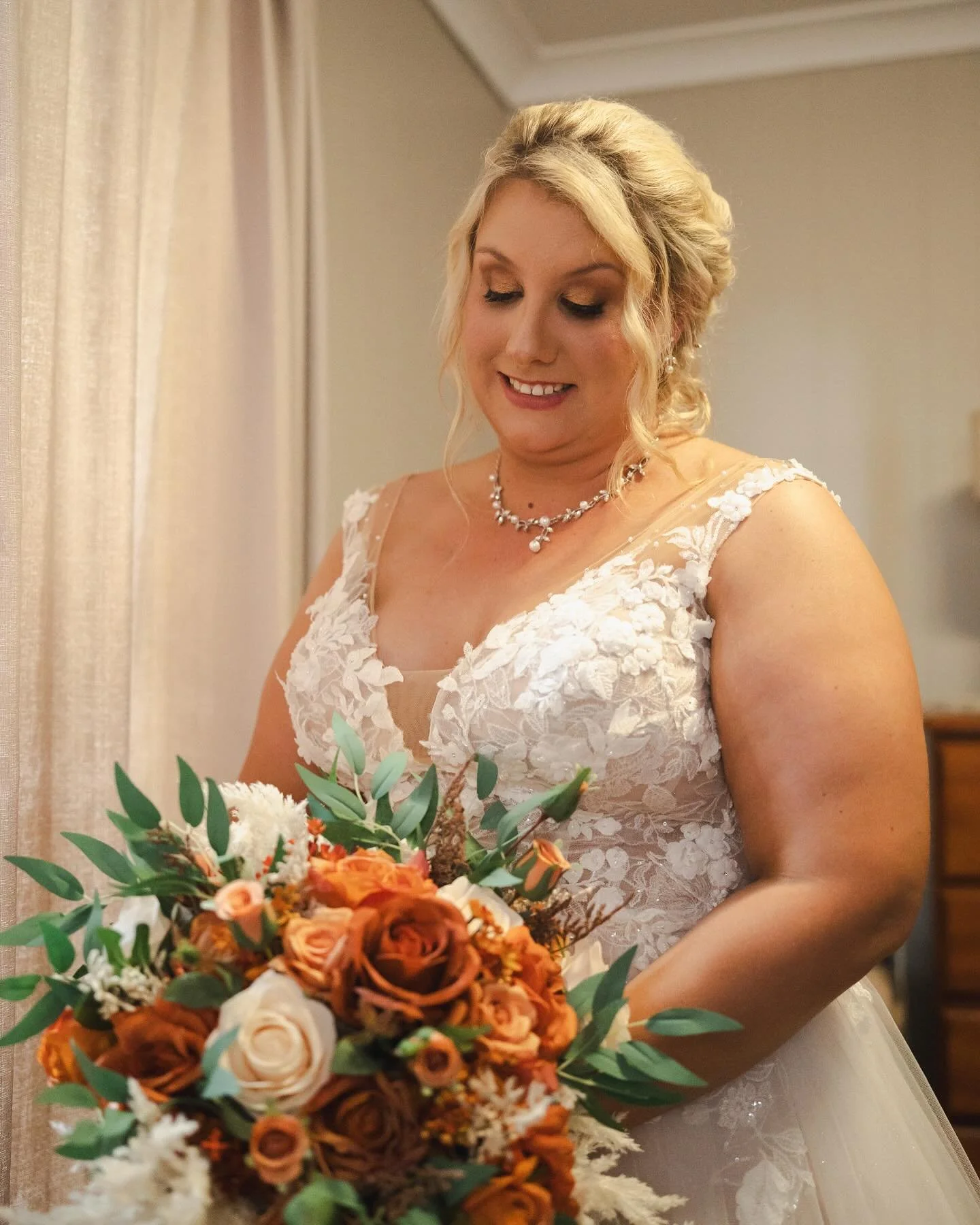 Bridal beauty at its finest! ✨ A radiant bride, a stunning bouquet, and a look that&rsquo;s pure magic. Loved creating this soft glam moment!
📸 @samuelwhiteweddings 
#BridalGlow #WeddingDayPerfection #EmbraceArtistryByEmma #WollongongBride #SouthCoa