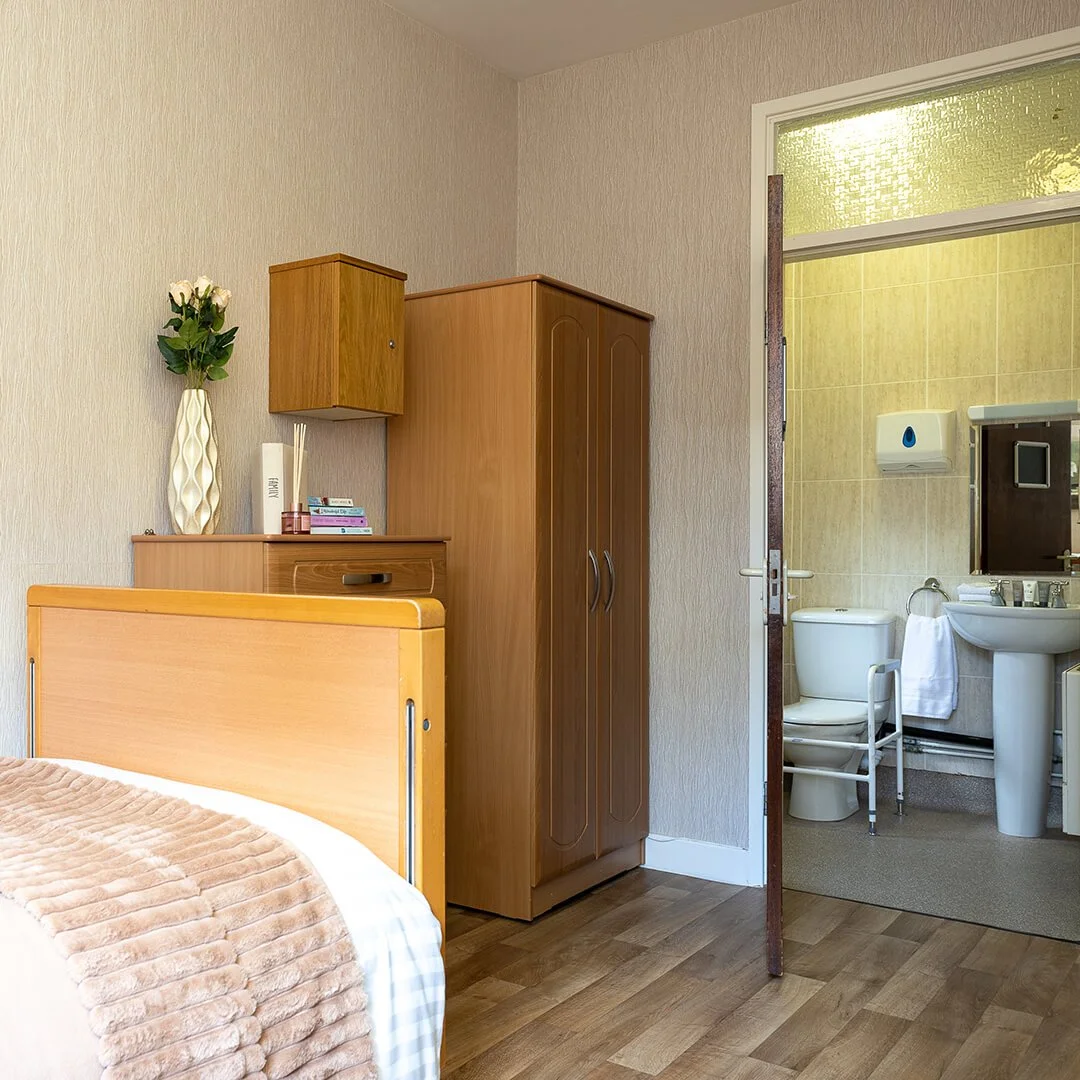 bedroom-with-ensuite-square.jpg